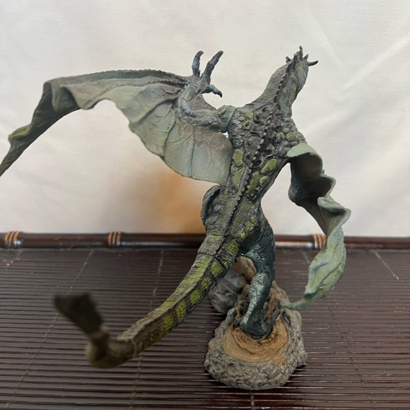 EUC McFarlane 2005 Dragon - Picture 6 of 16